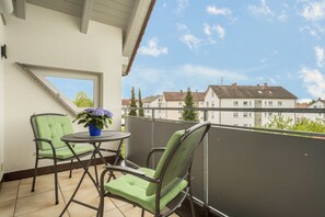 Outdoor dining - Modern Duplex Apartment “Ferienwohnung Haidle” close to the Lake (Eriskirch)