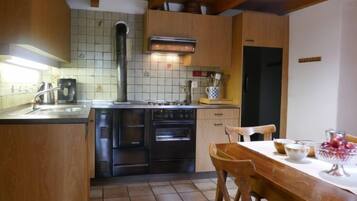 Refrigerador, horno, lavavajillas y utensilios de cocina