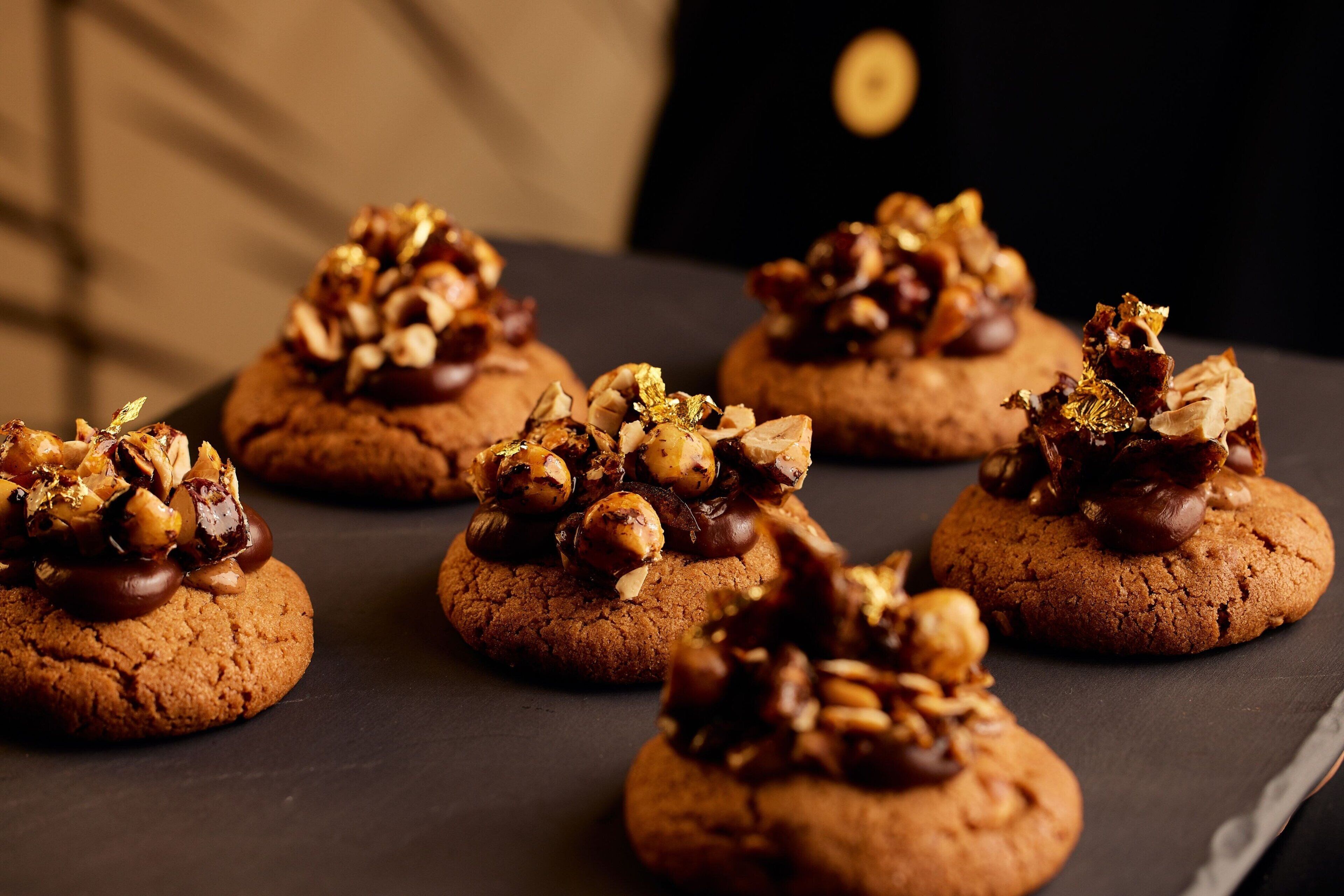 Galletas cubiertas de nueces y chocolate.
