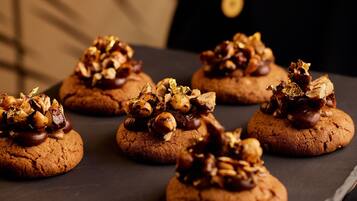Galletas cubiertas de nueces y chocolate.