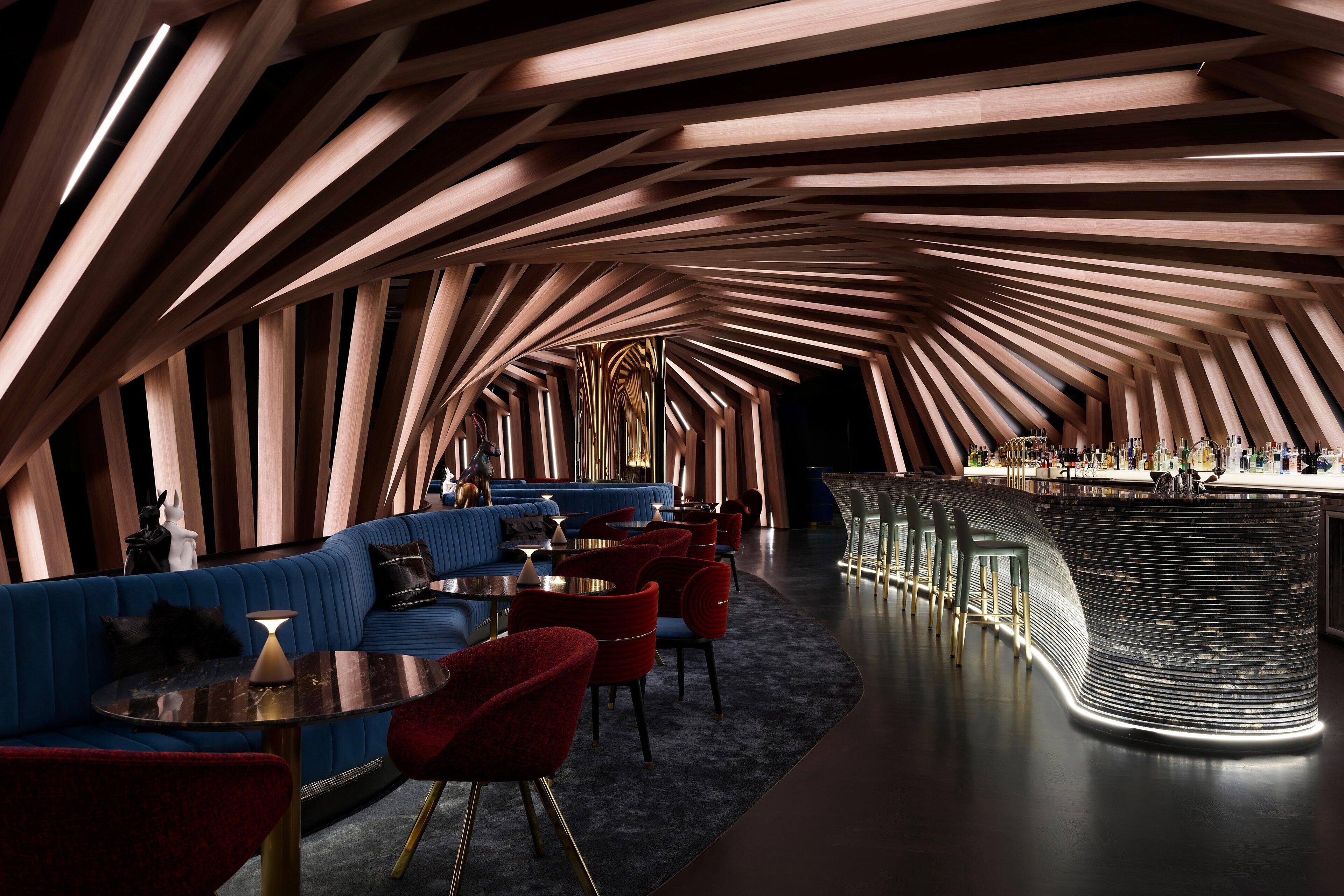 2 restaurants; breakfast, lunch and dinner served 