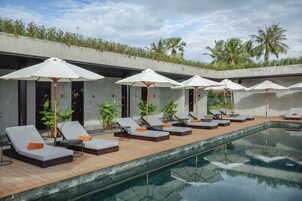 Una piscina al aire libre (de 06:00 a 22:00), sombrillas, tumbonas