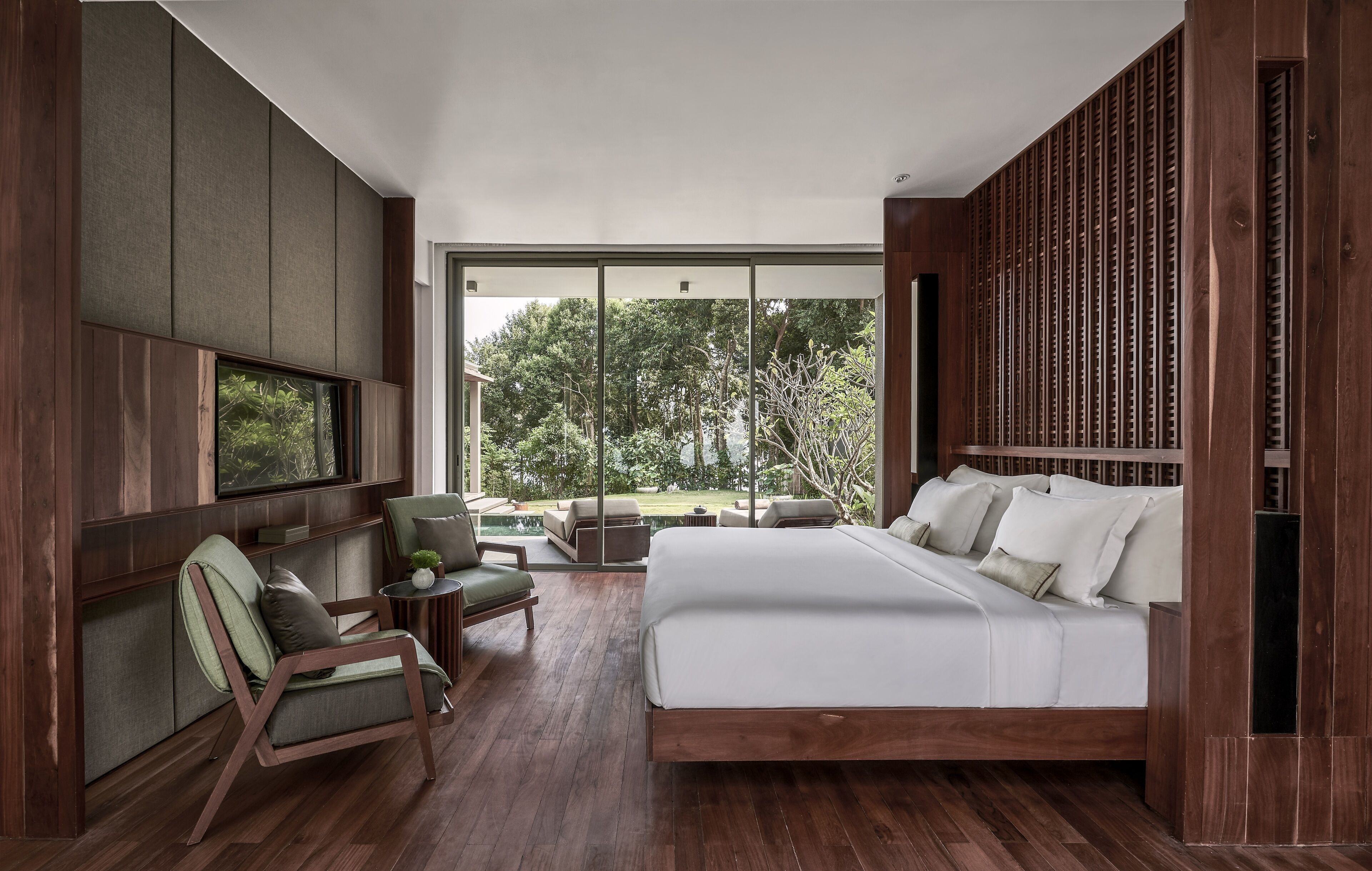 Hypo-allergenic bedding, minibar, in-room safe, blackout curtains