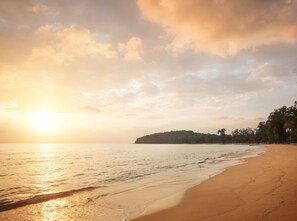 Private beach, sun-loungers, beach umbrellas, beach towels - Koh Russey Resort (Prey Nob)