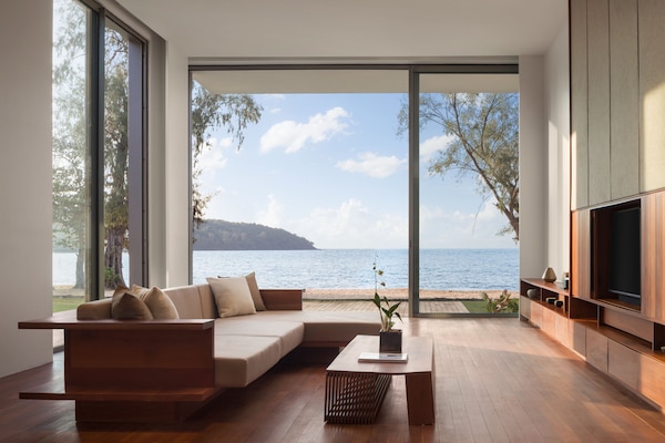 4 Bedroom Beach Front Villa | Zona de estar | Televisión de pantalla plana de 40 pulgadas con canales por satélite