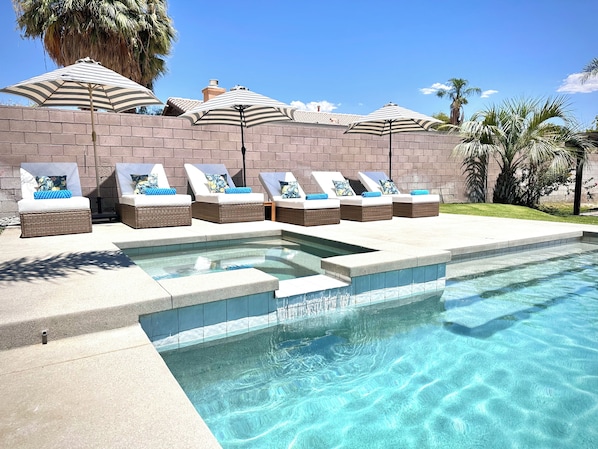 Alberca al aire libre y alberca climatizada