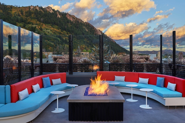 3 bars/lounges, cocktail bar