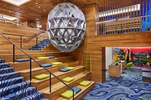 3 bars/lounges, cocktail bar