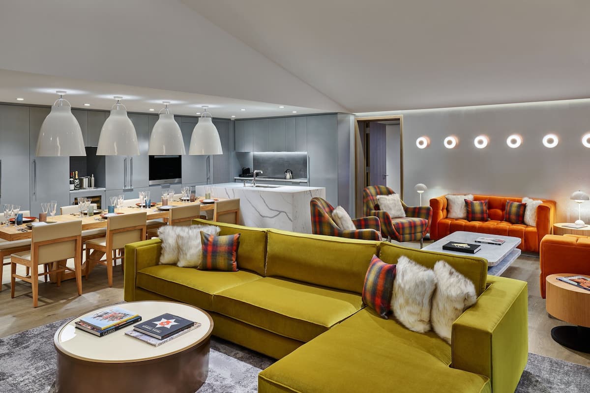 Suite, 3 Bedrooms, Balcony (Marvelous) | Soggiorno | TV a schermo piatto 55 pollici con canali satellitari, TV, caminetto
