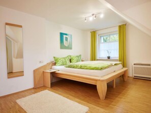 3 Schlafzimmer, Schreibtisch, Bügeleisen/Bügelbrett, WLAN
