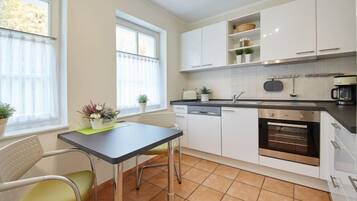 Kühlschrank, Mikrowelle, Ofen, Geschirrspüler