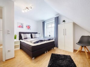 3 bedrooms, desk, iron/ironing board, WiFi