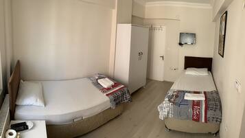 Standard Twin Room | Desk, soundproofing, free WiFi, bed sheets