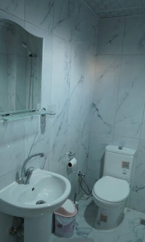 Shower, free toiletries, hair dryer, slippers - Ayberk Pansiyon (Çanakkale)