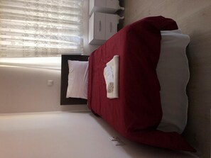 Douche, articles de toilette gratuits, sèche-cheveux, chaussons