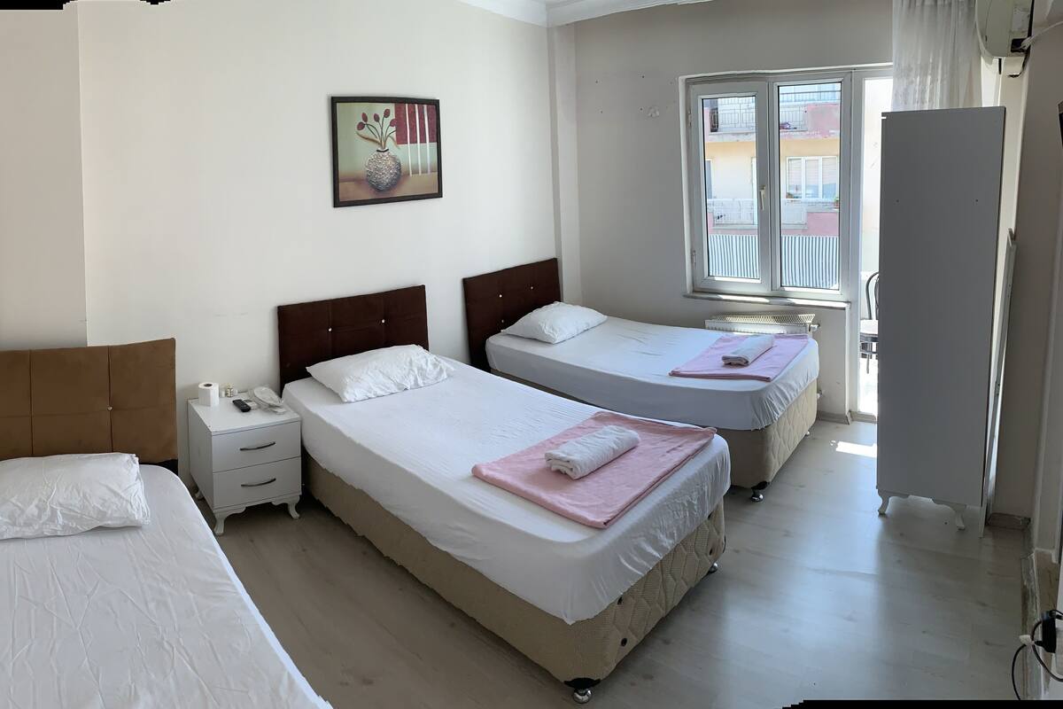 Standard Triple Room | Desk, soundproofing, WiFi (free), bed sheets