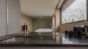Un baño de hotel moderno con ducha, lavabo e inodoro.