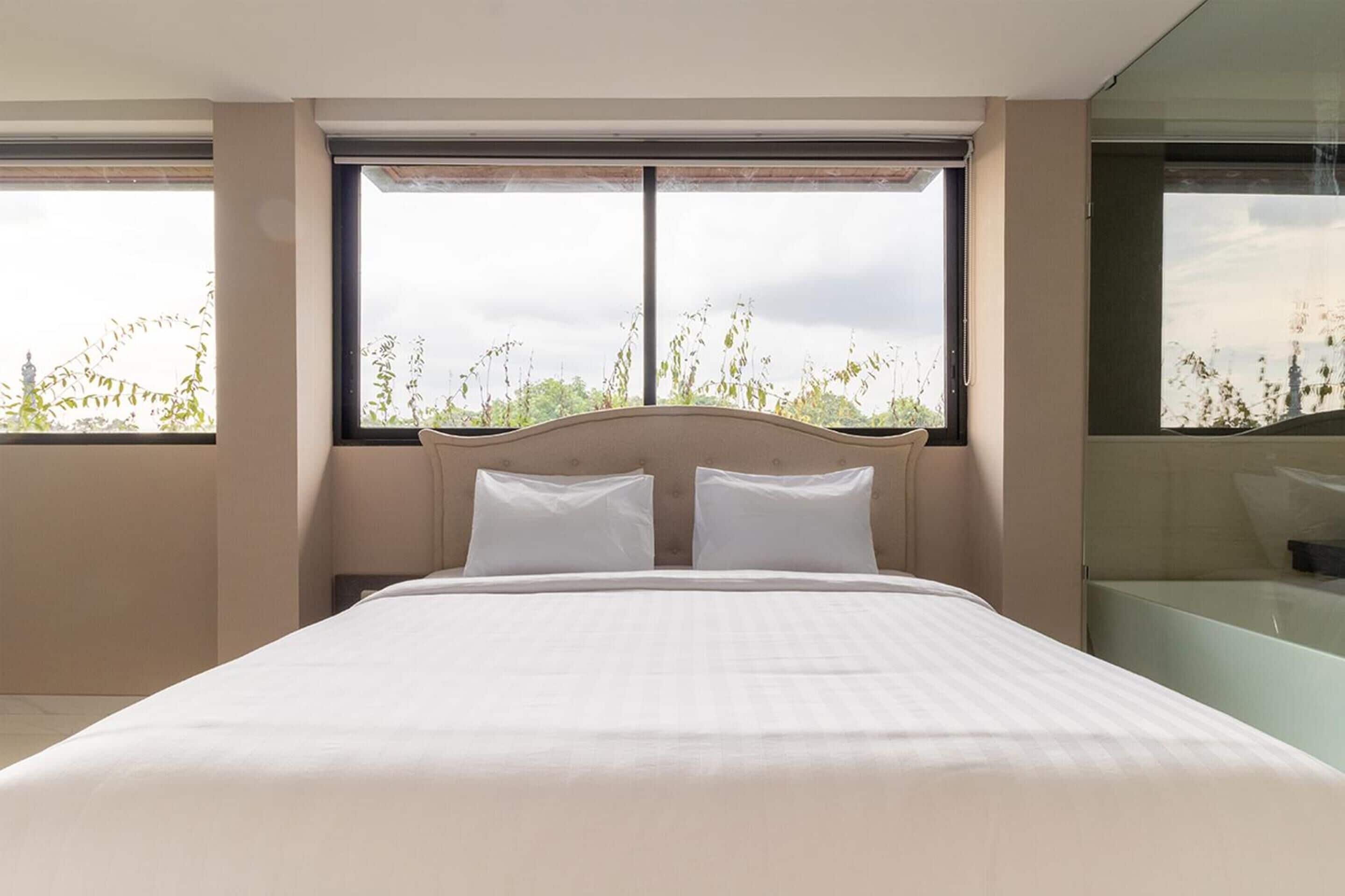 Desk, laptop workspace, free WiFi