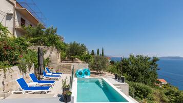 Una piscina al aire libre, una piscina climatizada