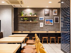 Lounge - Super Hotel JR Shin-Osaka Higashiguchi (Osaka)