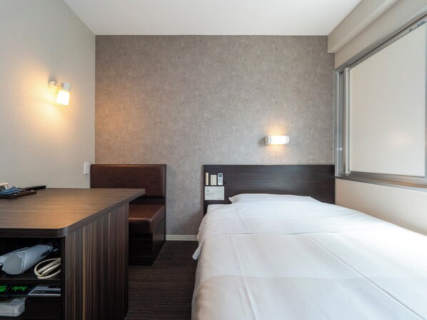 Desk, blackout drapes, iron/ironing board, free WiFi - Super Hotel JR Shin-Osaka Higashiguchi (Osaka)