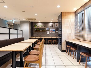 Lounge - Super Hotel JR Shin-Osaka Higashiguchi (Osaka)