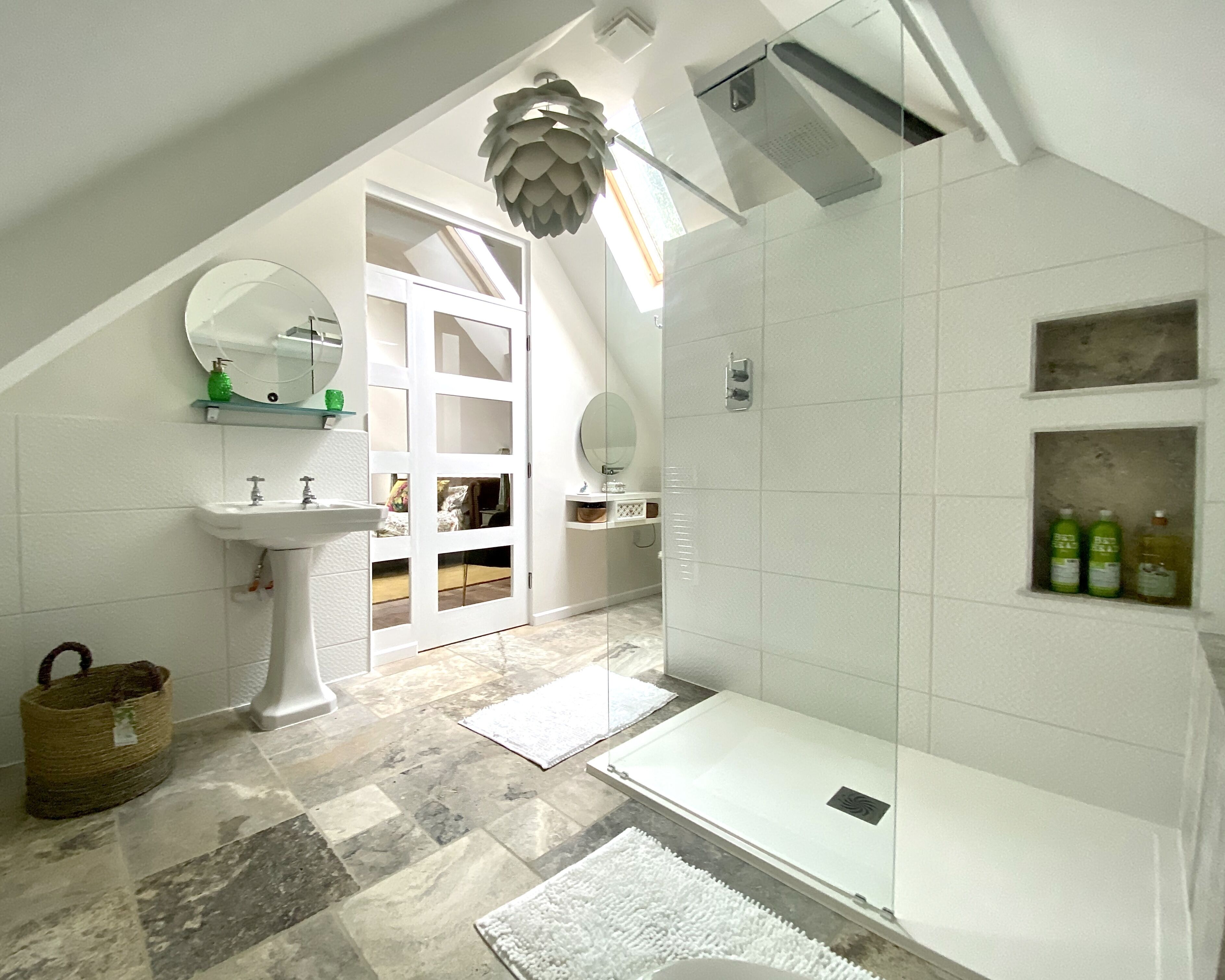Douche, sèche-cheveux, serviettes fournies, savon