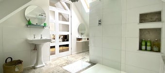 A Spacious, Modern & Contemporary Loft Space