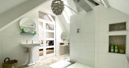 A Spacious, Modern & Contemporary Loft Space