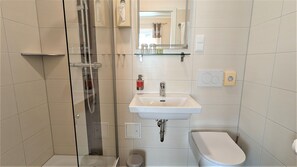 Shower, hair dryer, towels - Small double room - Altstadthotel Goldene Kugel Object ID 124185 (Waren (Müritz))