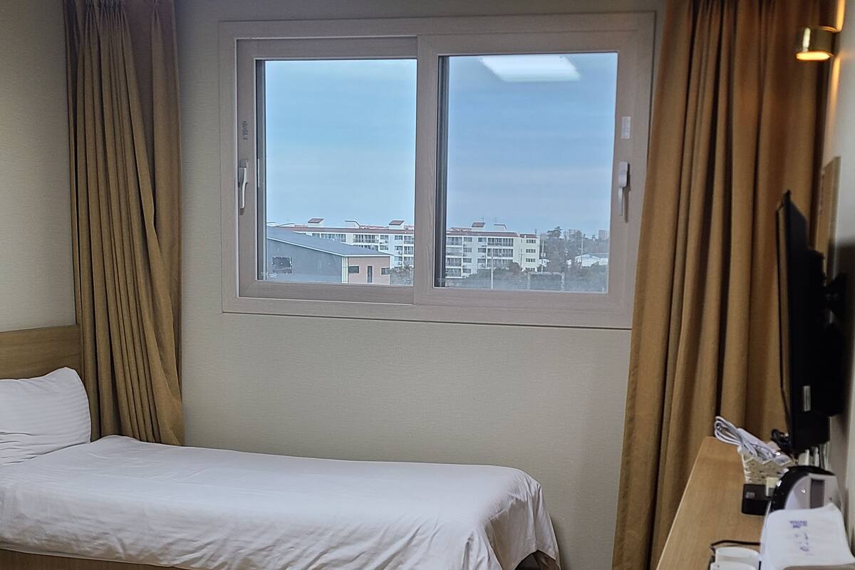 Twin Room | Hypo-allergenic bedding available, WiFi (free)