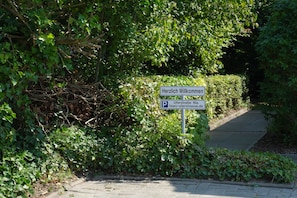 Een bord met 'Herzlich Willkommen' en 'Uferstraße 16a', dat een gastvrije entree en een straatnaam aangeeft.