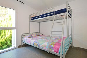 3 bedrooms, iron/ironing board, free WiFi, bed sheets