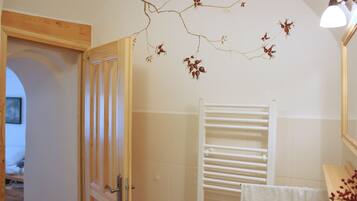 Apartamento estándar | Baño | Ducha, secador de pelo y toallas