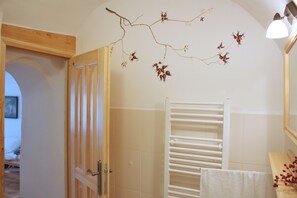 Standard-Apartment | Badezimmer | Dusche, Haartrockner, Handtücher