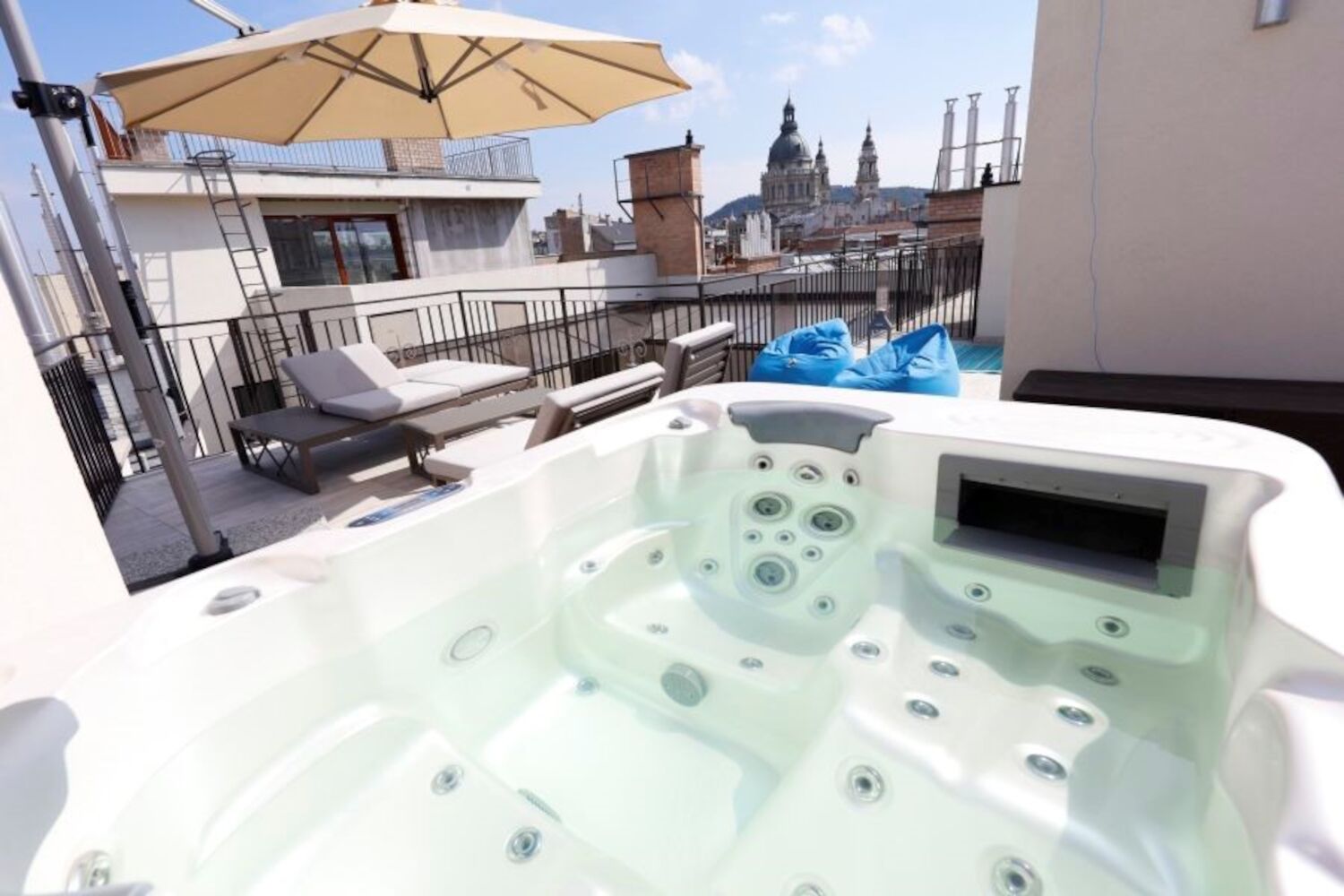 Luxury Penthouse \/ Rooftop View Jacuzzi & Sauna \/ Downtown
