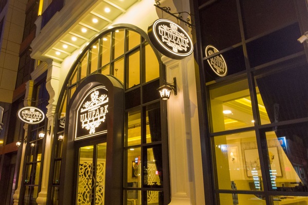 Bagian depan properti - sore/malam