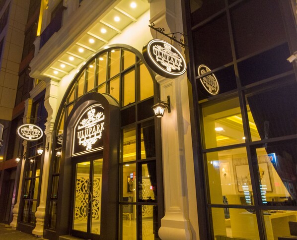 Front of property - evening/night - Bursa Ulupark Hotel (Bursa)