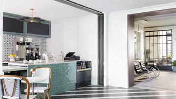 Une cuisine moderne avec un coin bar, un espace repas avec des chaises et une vue sur l’extérieur.