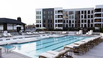 Una piscina al aire libre de temporada