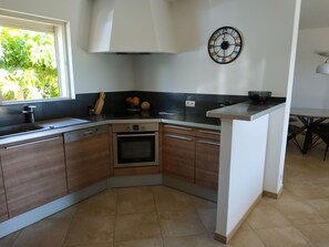 Fridge, microwave, oven, stovetop - Villa Sainte Lucie de Porto Vecchio 2kms from the beach (Sainte Lucie de Porto vecchio)