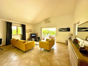 TV - Villa Sainte Lucie de Porto Vecchio 2kms from the beach (Sainte Lucie de Porto vecchio)