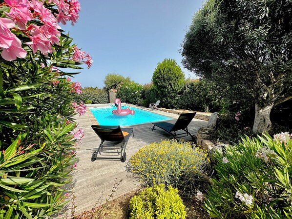 Outdoor pool, a heated pool - Villa Sainte Lucie de Porto Vecchio 2kms from the beach (Sainte Lucie de Porto vecchio)