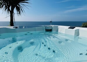 Outdoor spa tub - Luxury, Spacious, Beachfront (direct access) House with Breath-taking Sea Views (Downderry)