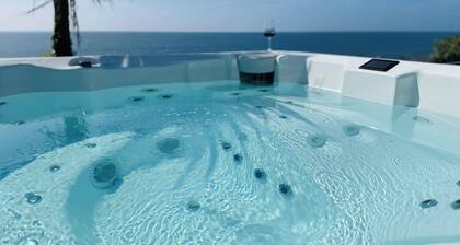 Luxury, Spacious, Beachfront (direct access) House with Breath-taking Sea Views