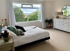 5 bedrooms, iron/ironing board, WiFi, bed sheets