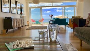 Een smart-tv, een dvd-speler, boeken en een muziekbibliotheek