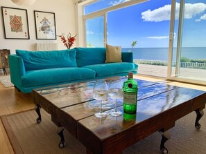 Älytelevisio, DVD-soitin, kirjoja, musiikkikirjasto