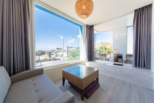 Double Room with Ocean View | Minibar, desk, blackout drapes, free WiFi