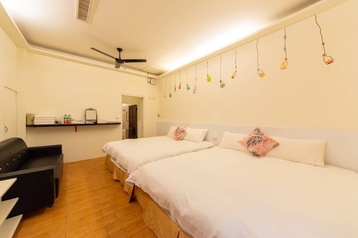 Camera familiare, 2 camere da letto | Minibar, una scrivania, tende oscuranti, Wi-Fi gratuito